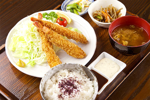 画像:海老フライ定食